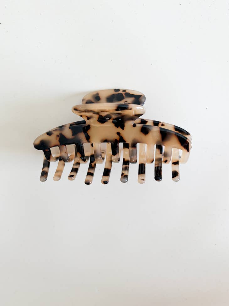 Large Claw Hair Clip in light tortoise