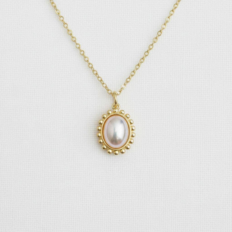 Chic Vintage Pearl Necklace with Elegant Design