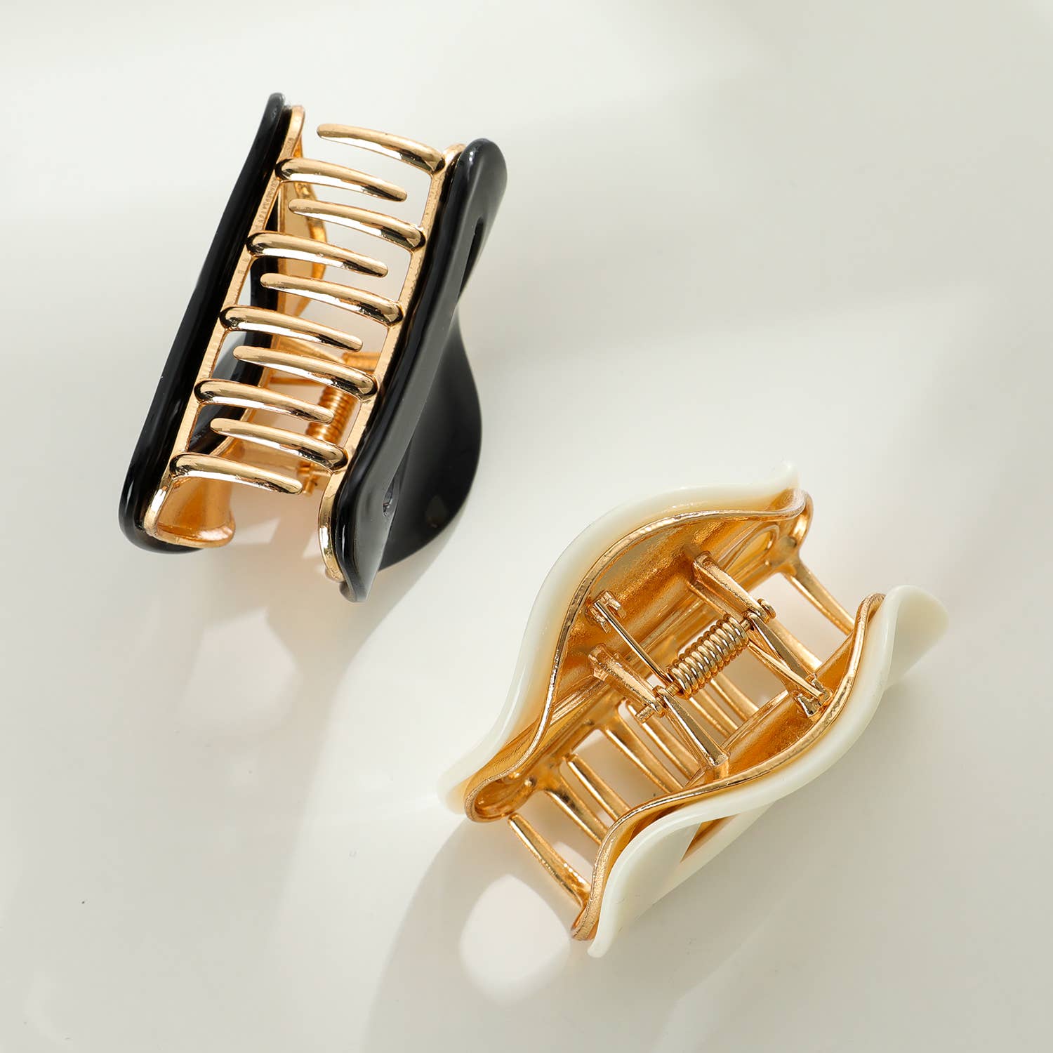 Nadia Solid Curved Metal Claw Clip - Cloth + Cabin